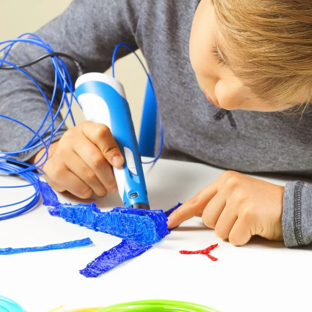 Two children drawing with 3D pens